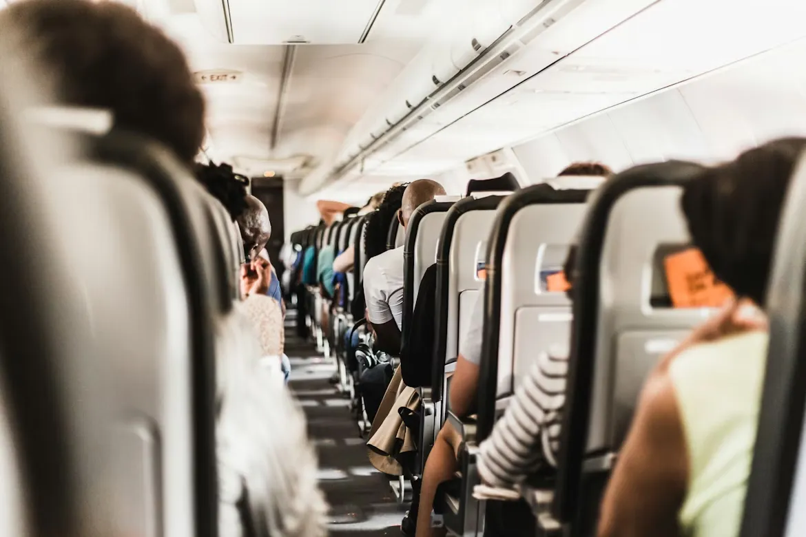 Pasajeros en la cabina de un avión durante un vuelo