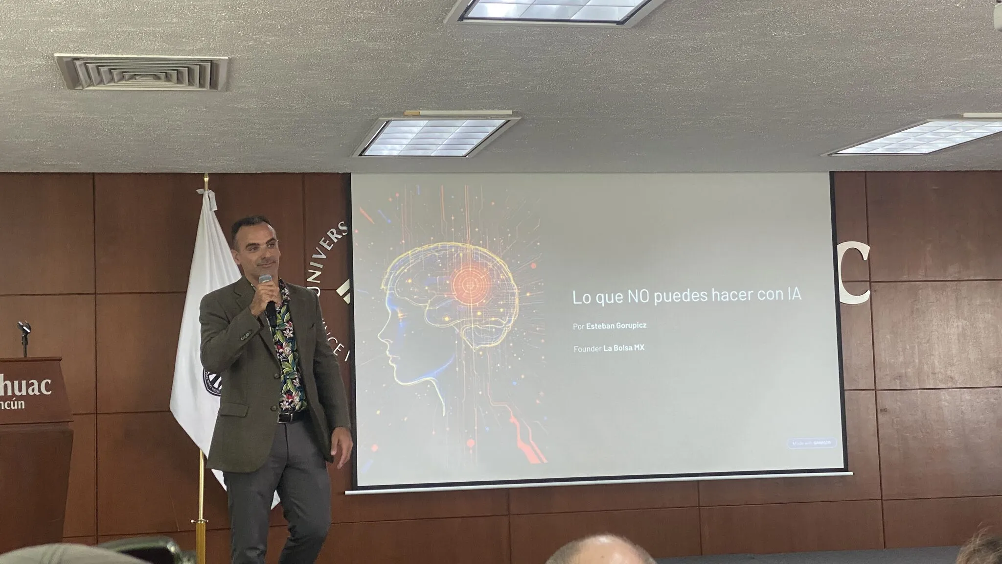 Esteban Gorupicz, fundador de La Bolsa MX, durante su charla «Lo que NO puedes hacer con IA» en el Claude Code Meetup Cancún