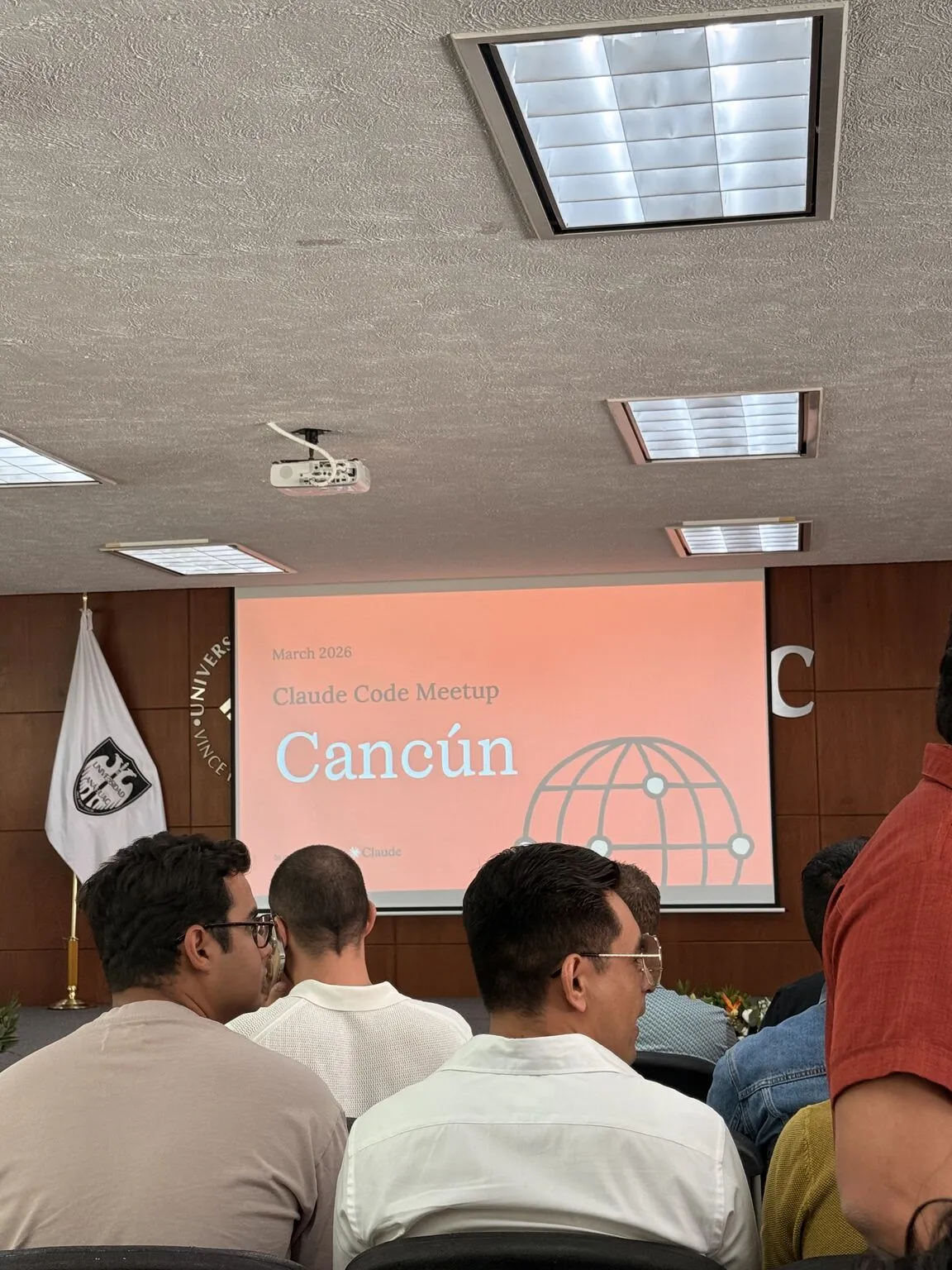 Pantalla del Claude Code Meetup Cancún frente al público en el auditorio de la Anáhuac