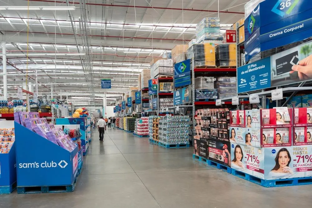 Interior de una tienda Sam's Club con pasillos de productos en tarimas