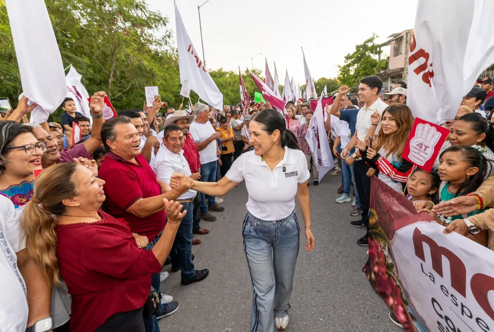 Estefanía Mercado saluda a militantes de Morena durante la concentración de unidad en Playa del Carmen