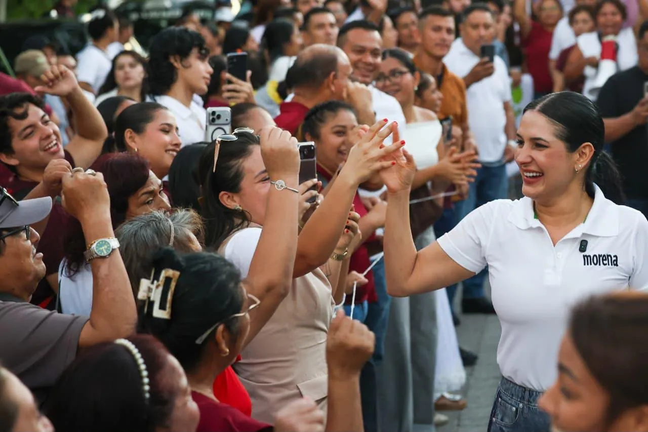Estefanía Mercado convive con simpatizantes de Morena en Playa del Carmen