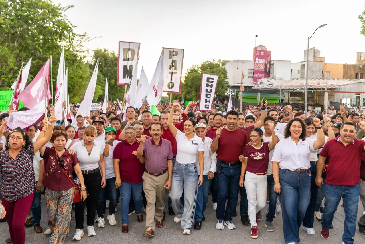 Estefanía Mercado encabeza la marcha de unidad de Morena junto a militantes y fundadores en Playa del Carmen