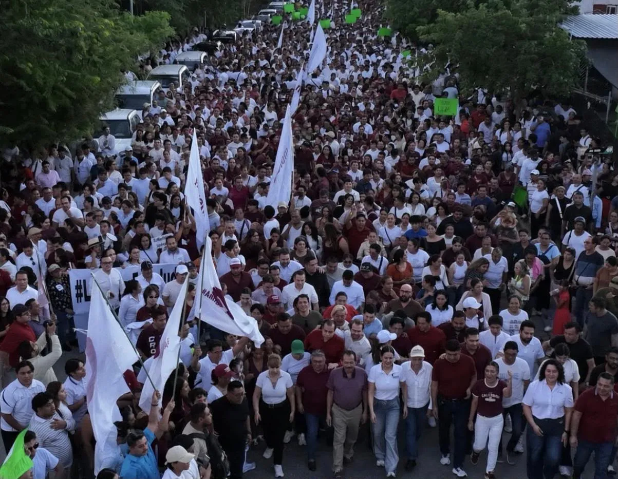 Vista aérea de miles de asistentes a la concentración de unidad de Morena en Playa del Carmen