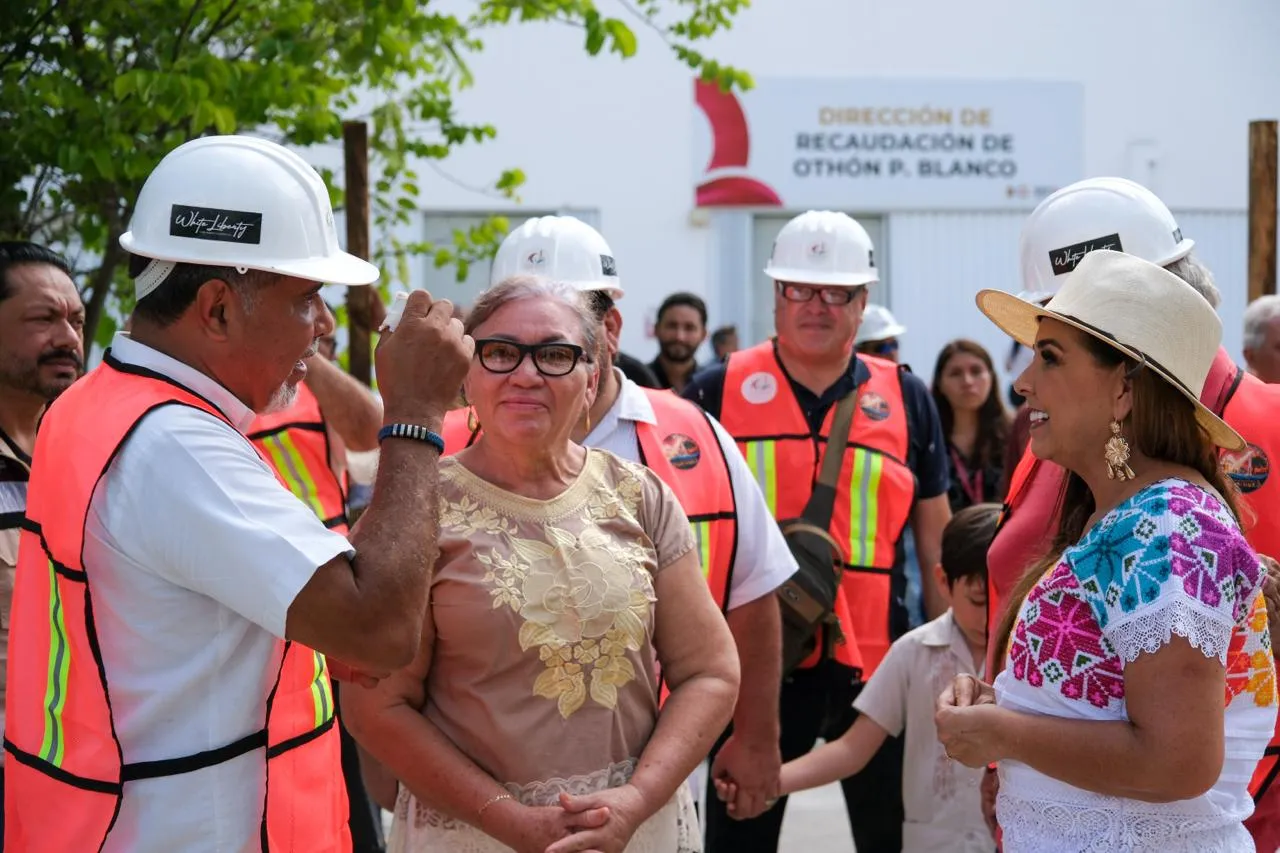 Mara Lezama conversa con vecinos y trabajadores con casco durante el recorrido por las obras del Barrio Mágico de Chetumal