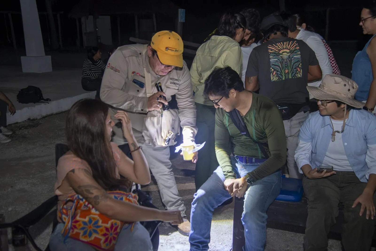 Especialistas muestran ejemplares de insectos a los asistentes de Bichos Night en Punta Sur, Cozumel