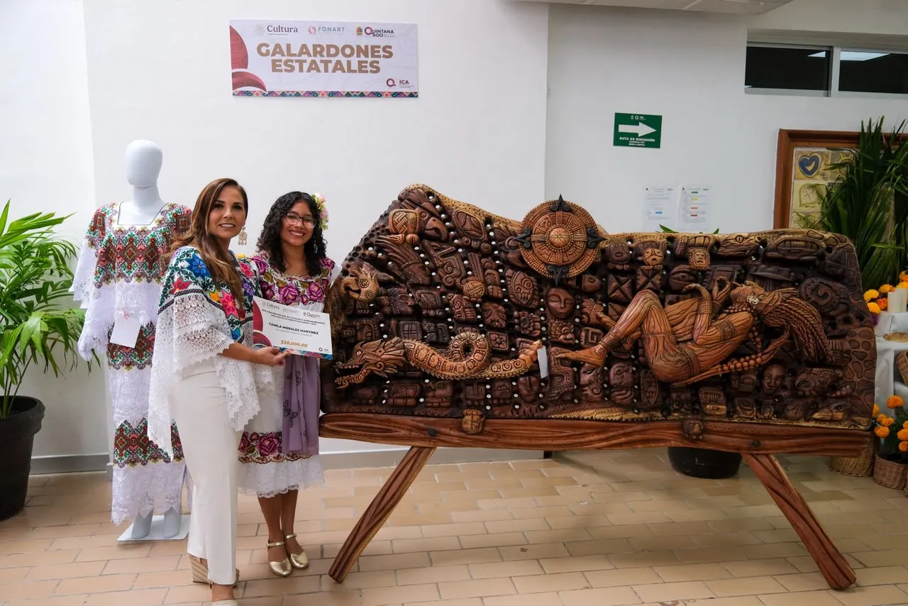 Mara Lezama junto a una pieza de tallado en madera durante la entrega de galardones estatales de artesanía