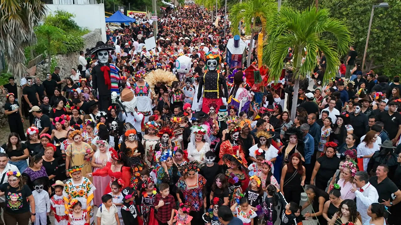 Miles de asistentes caracterizados recorren las calles de Calderitas en el Janal Pixán 2026