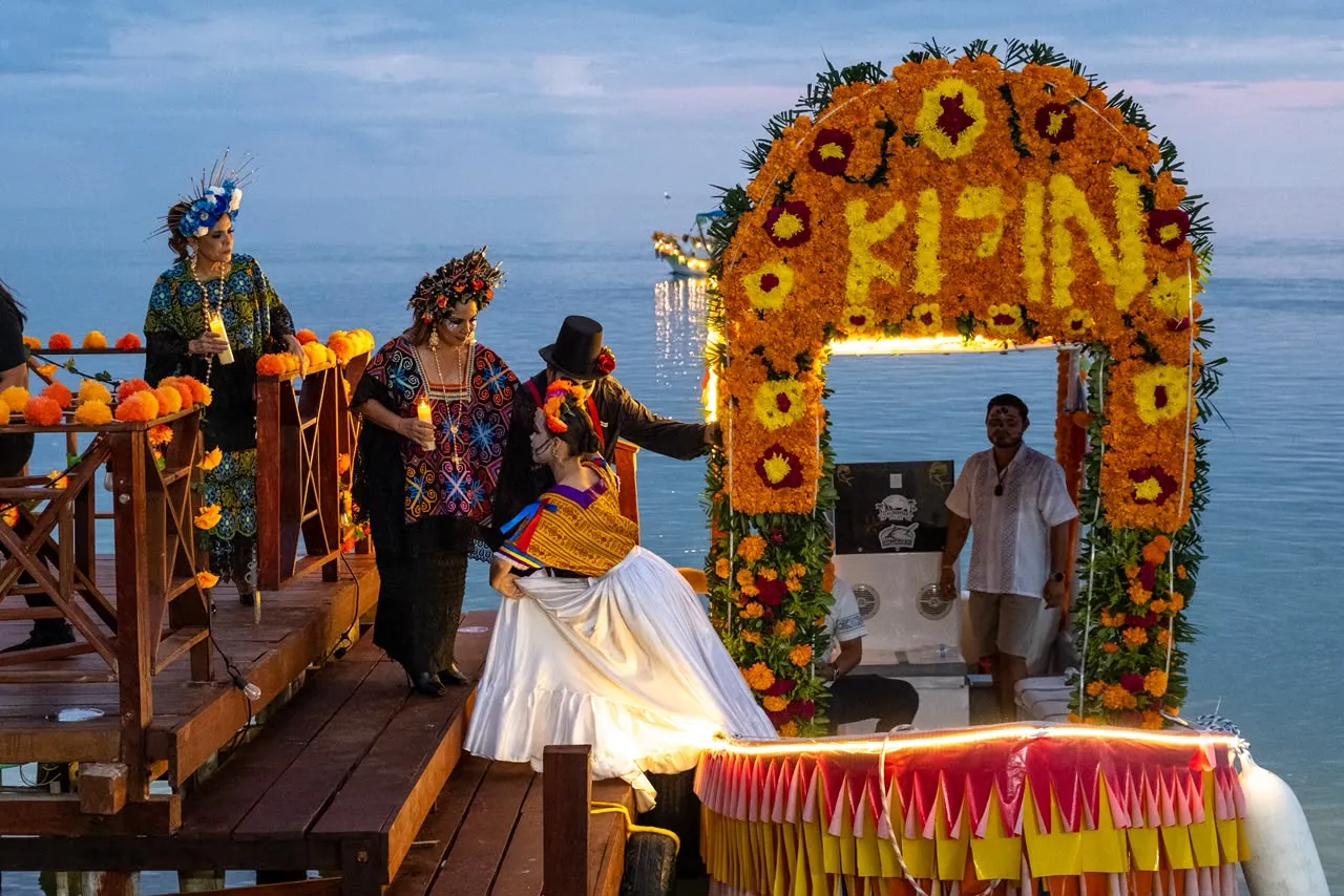 Catrinas llegan en lancha decorada con flores de cempasúchil al mirador de Calderitas