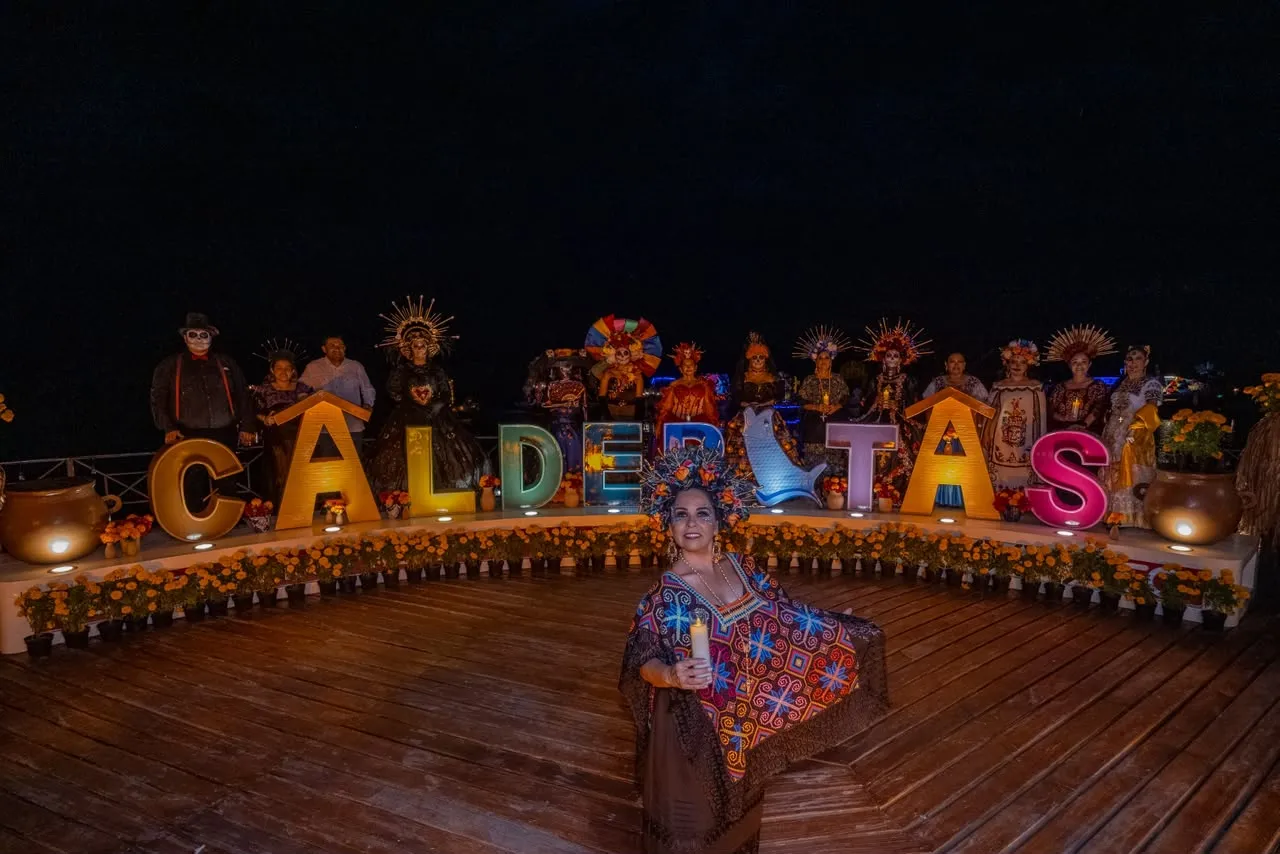 Letras monumentales de Calderitas iluminadas con ofrendas y catrinas durante el Janal Pixán