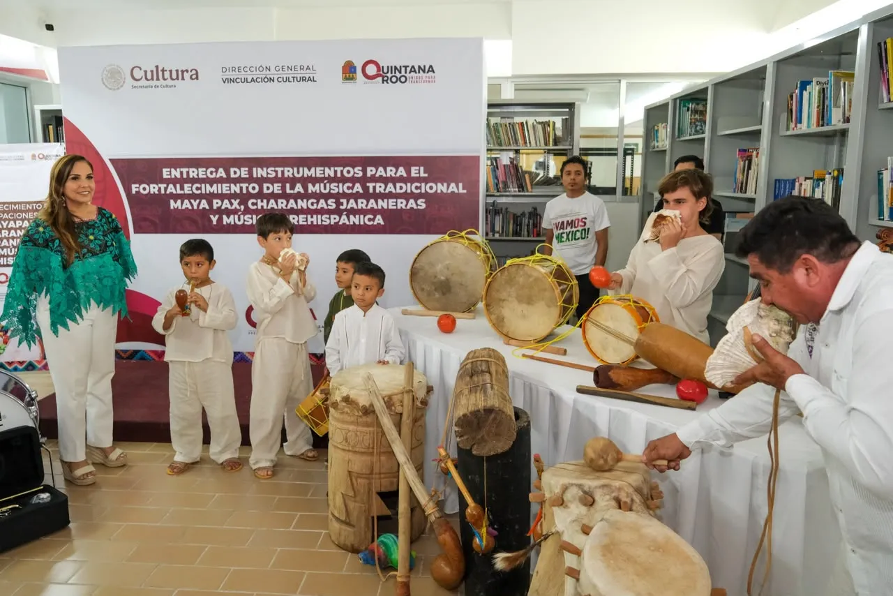 Niños con instrumentos prehispánicos como tambores y caracoles en la entrega de instrumentos para la música tradicional maya