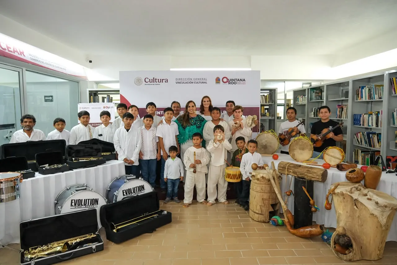 Integrantes de agrupaciones de música tradicional con los instrumentos recibidos en Chetumal
